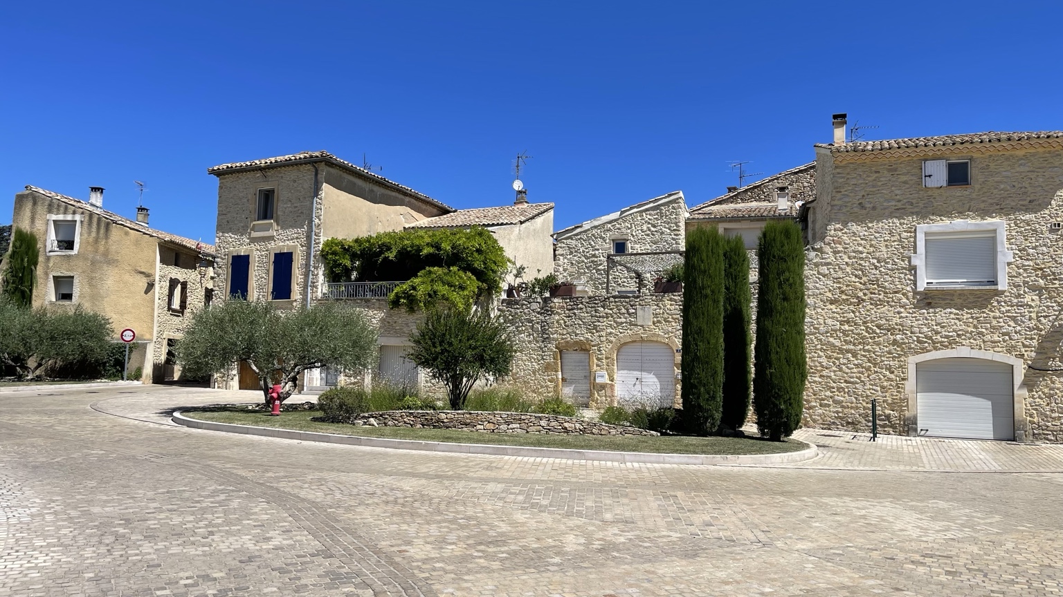 Chusclan village and its stone houses